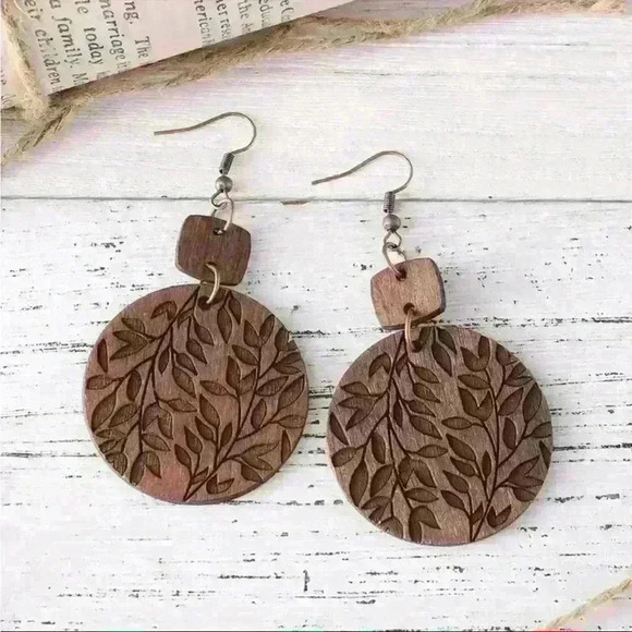 Boho-Chic Wooden Leaf Dangle Earrings - - Picture 1 of 4